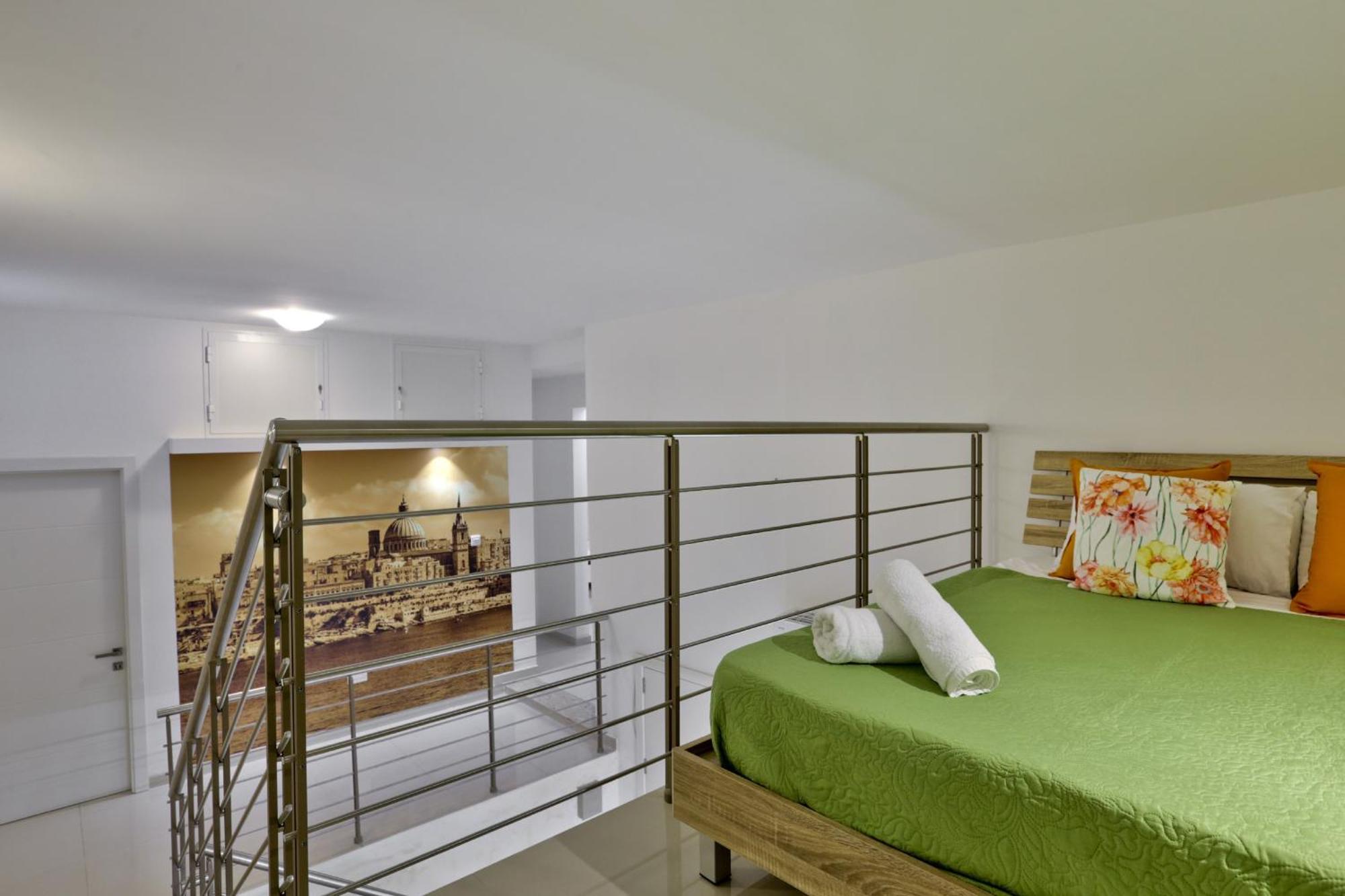 Exquisite 3-Bedroom Duplex Penthouse With Jacuzzi In Valletta Centre Eksteriør billede