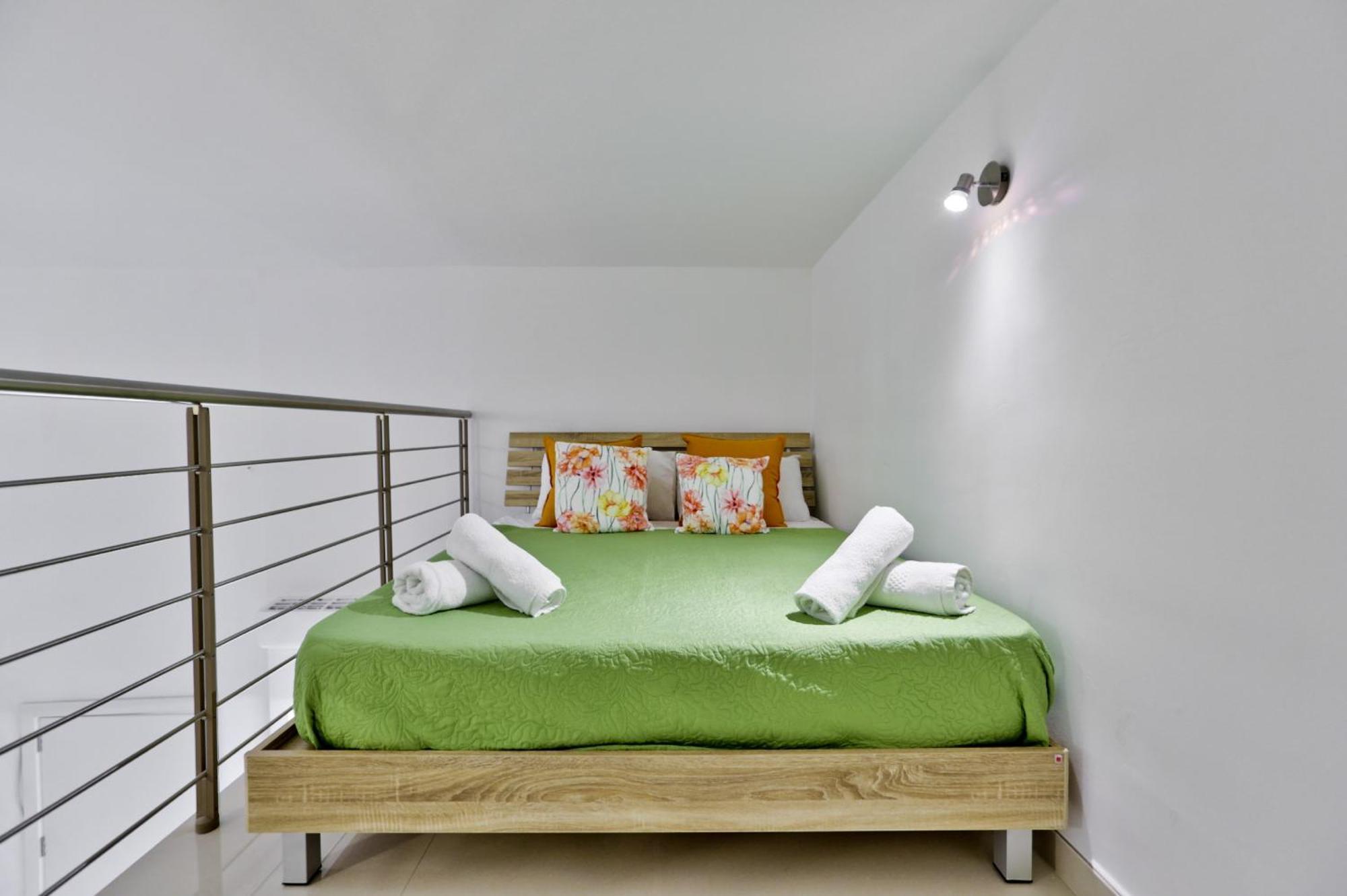 Exquisite 3-Bedroom Duplex Penthouse With Jacuzzi In Valletta Centre Eksteriør billede