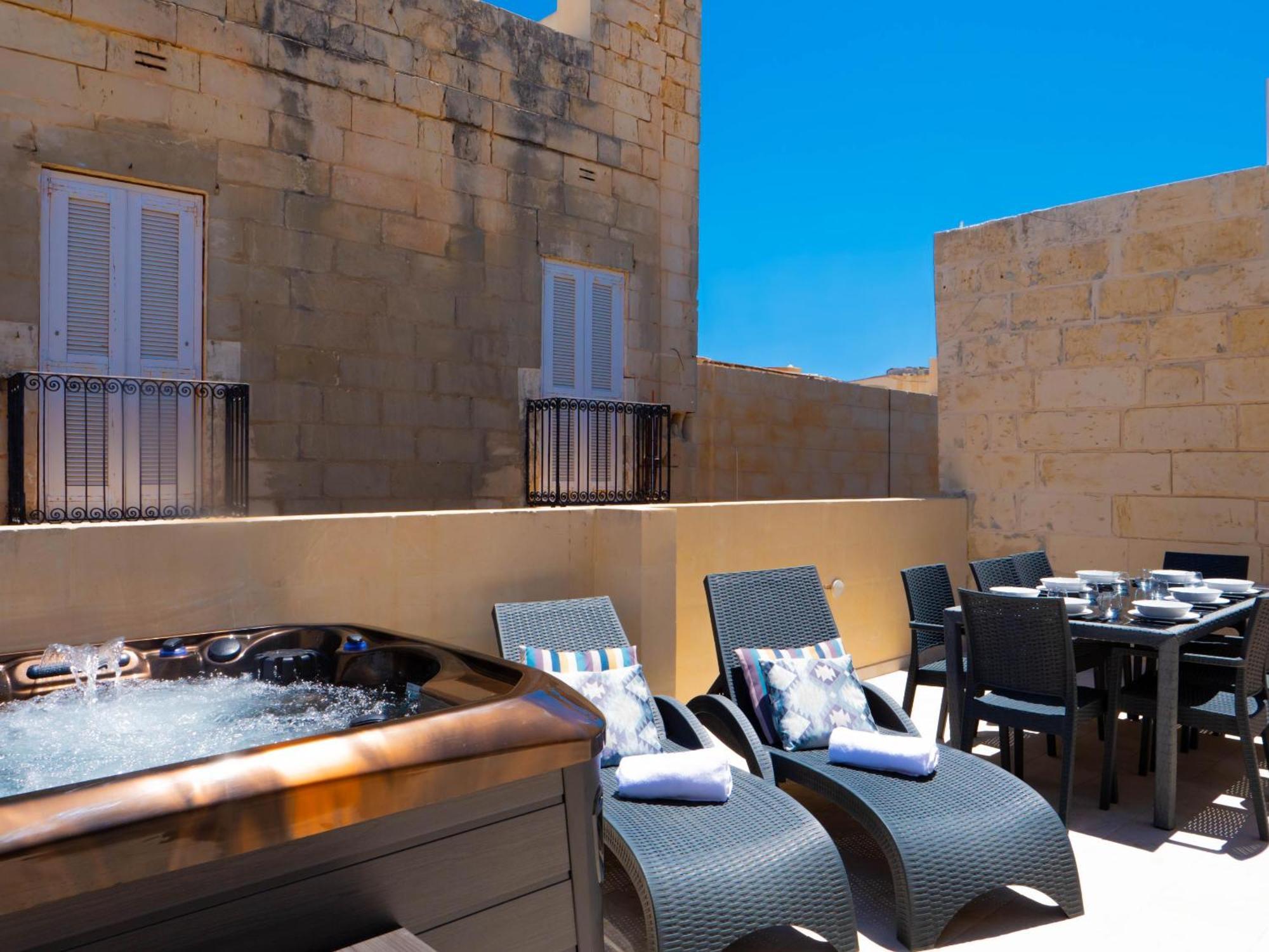 Exquisite 3-Bedroom Duplex Penthouse With Jacuzzi In Valletta Centre Eksteriør billede