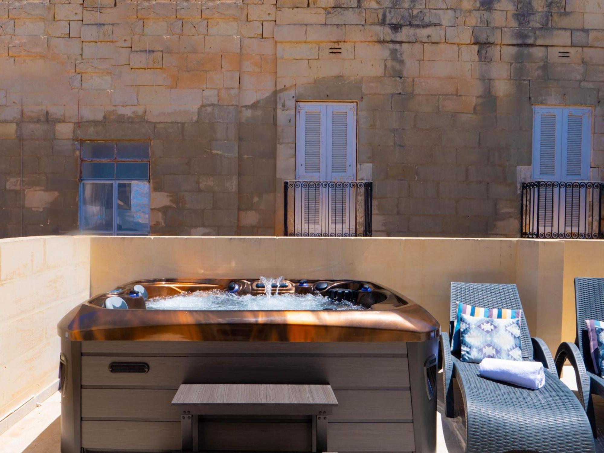 Exquisite 3-Bedroom Duplex Penthouse With Jacuzzi In Valletta Centre Eksteriør billede