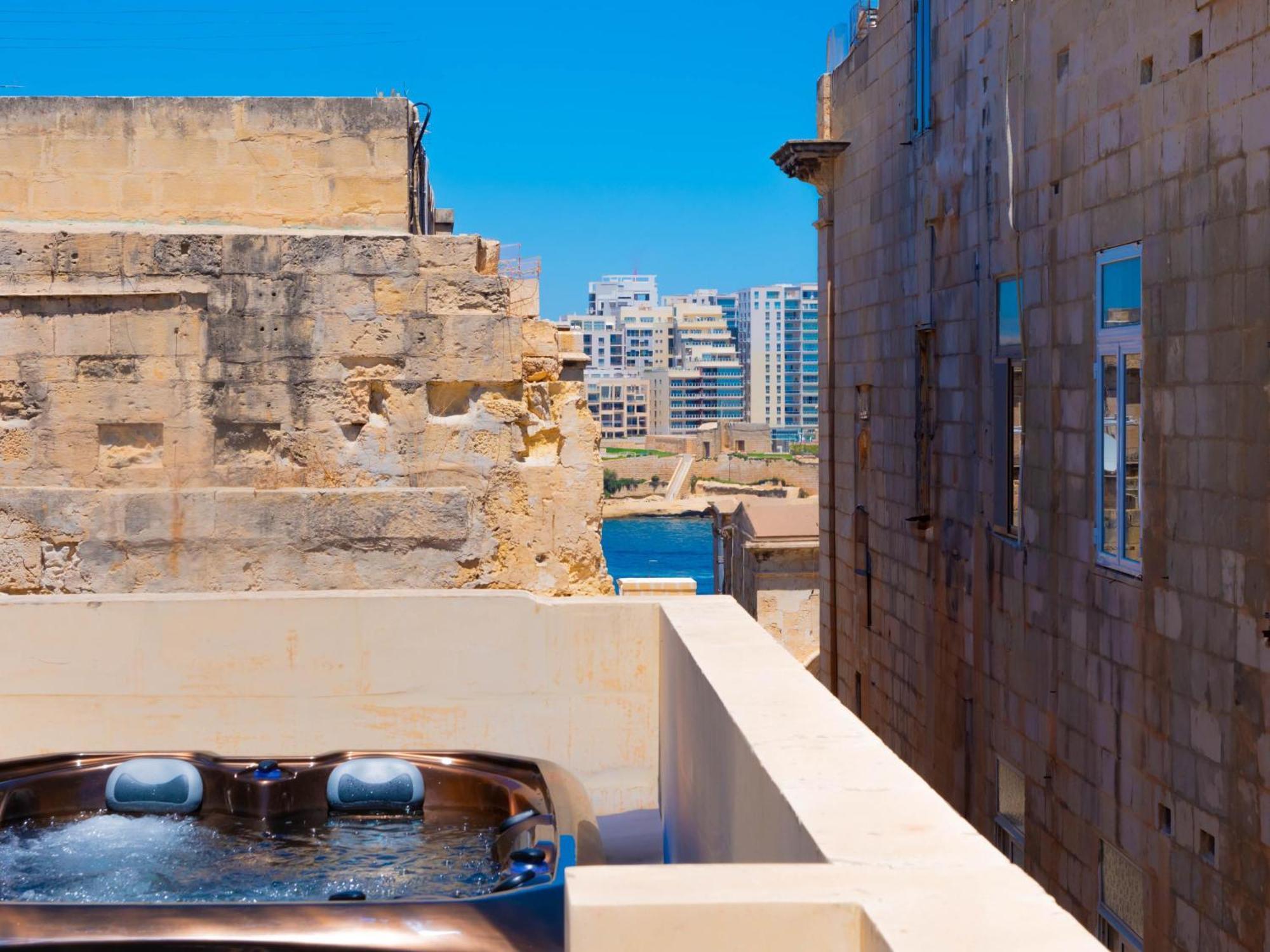 Exquisite 3-Bedroom Duplex Penthouse With Jacuzzi In Valletta Centre Eksteriør billede